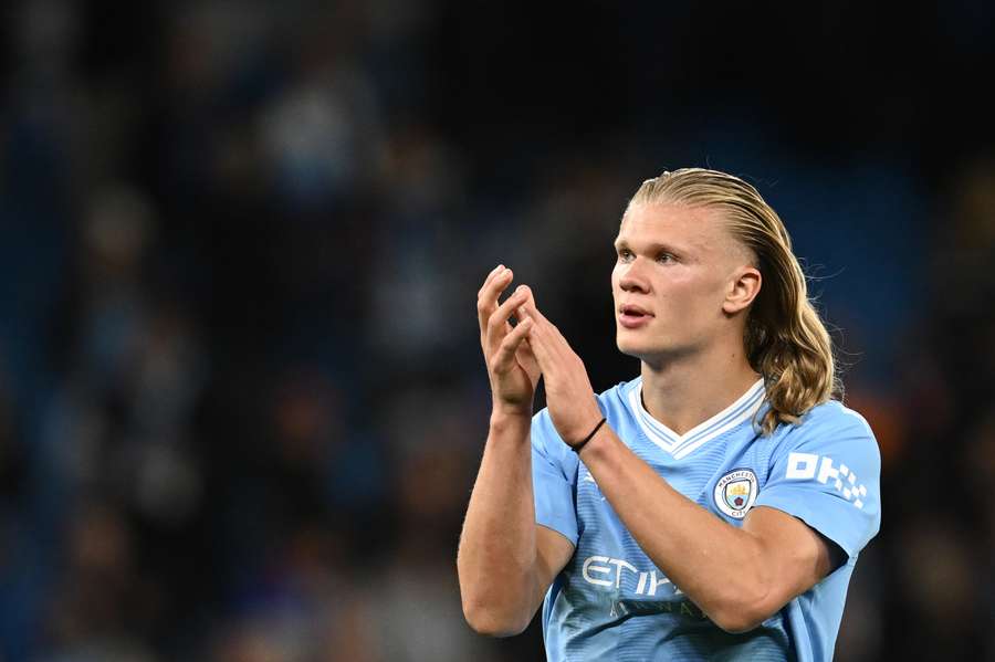 Erling Haaland sărbătorește la finalul meciului de fotbal din Grupa G a Ligii Campionilor UEFA dintre Manchester City și FC Crvena Zvezda (Steaua Roșie Belgrad)