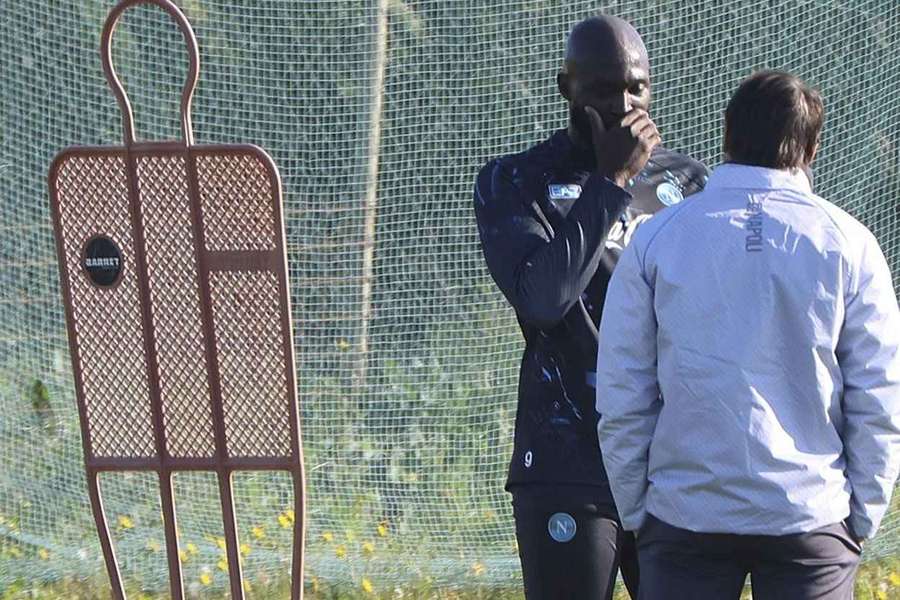Romelu Lukaku com Antonio Conte no treino do Nápoles Romelu Lukaku com Antonio Conte no treino do Nápoles