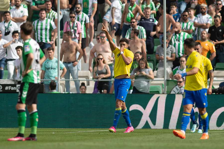 Cádiz subiu para o 14° lugar