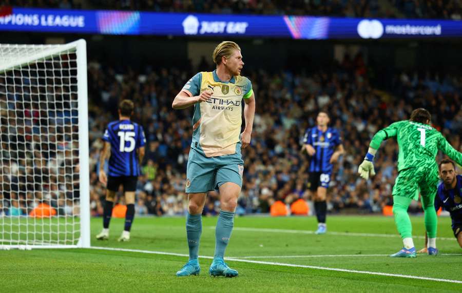 Manchester City's Kevin De Bruyne reacts after sustaining an injury