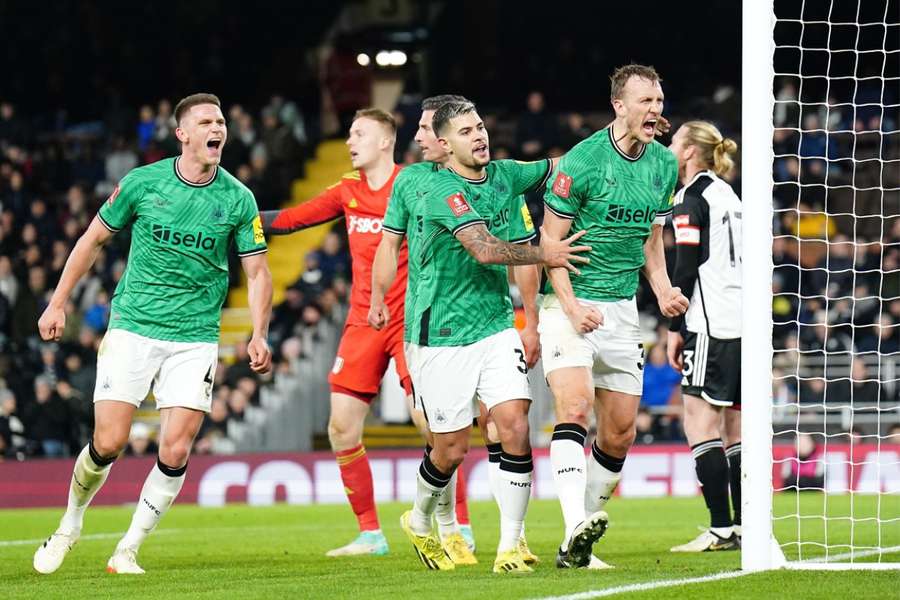 Newcastle Uniteds Dan Burn fejrer sit holds andet mål. 
