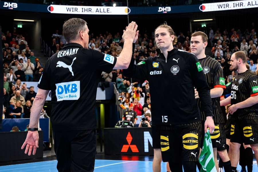 Juri Knorr beim Abklatschen mit Bundestrainer Gislason