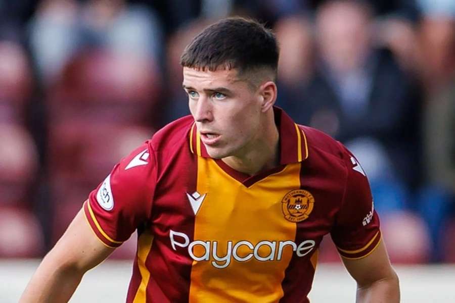 Max Johnston desvinculou-se do Motherwell