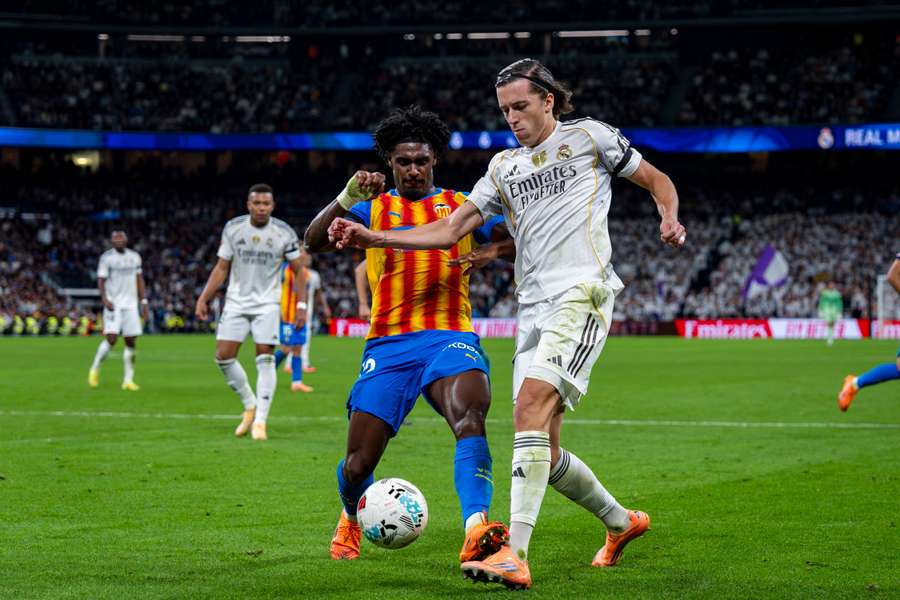 Thierry Rendall y Álvare Carreras, en el partido entre Valencia y Real Madrid de la primera vuelta