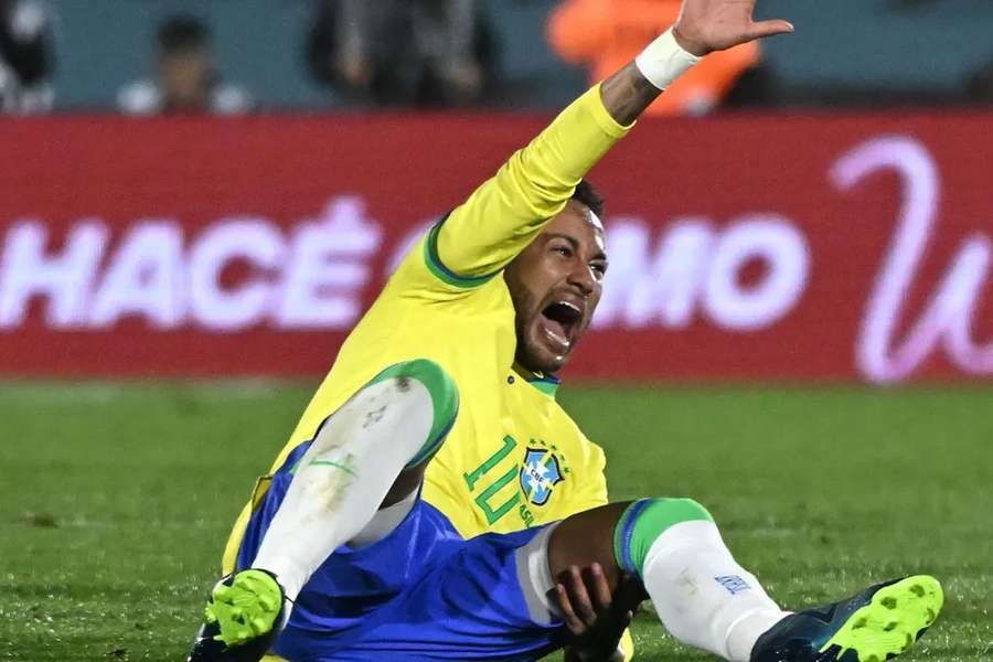 Neymar lesionou-se com gravidade no jogo contra o Uruguai