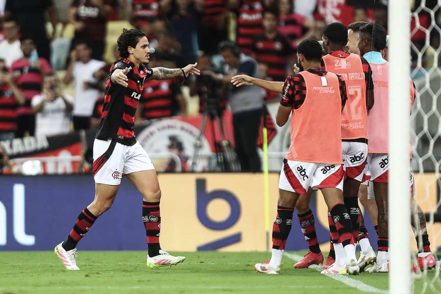 Pedro é cumprimentado por companheiros após marcar contra o Juventude Pedro é cumprimentado por companheiros após marcar contra o Juventude