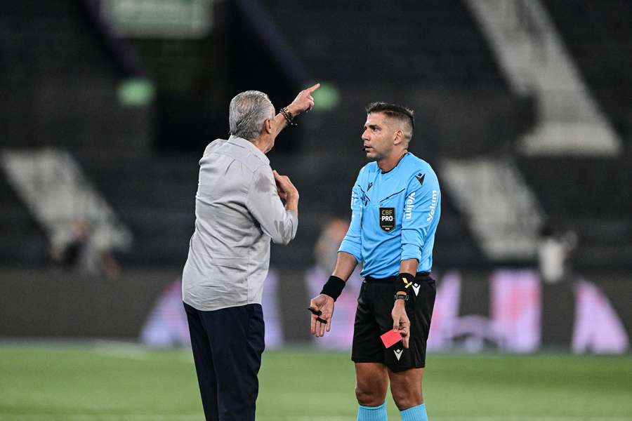 Punição a Tite ficou apenas no campo de jogo Punição a Tite ficou apenas no campo de jogo