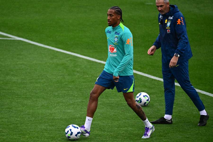 João Pedro sueña con estrenarse como goleador con Brasil