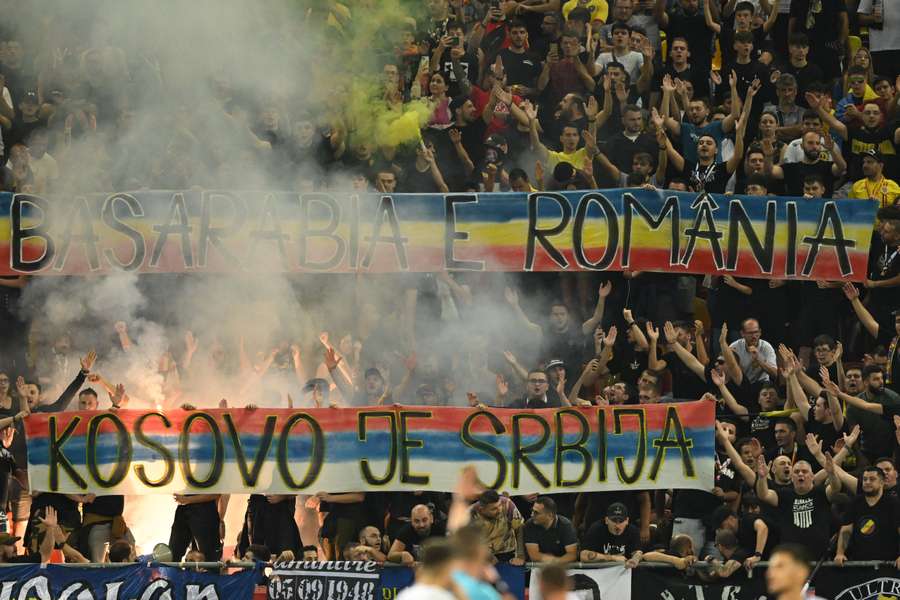 Lo striscione esposto dai tifosi rumeni