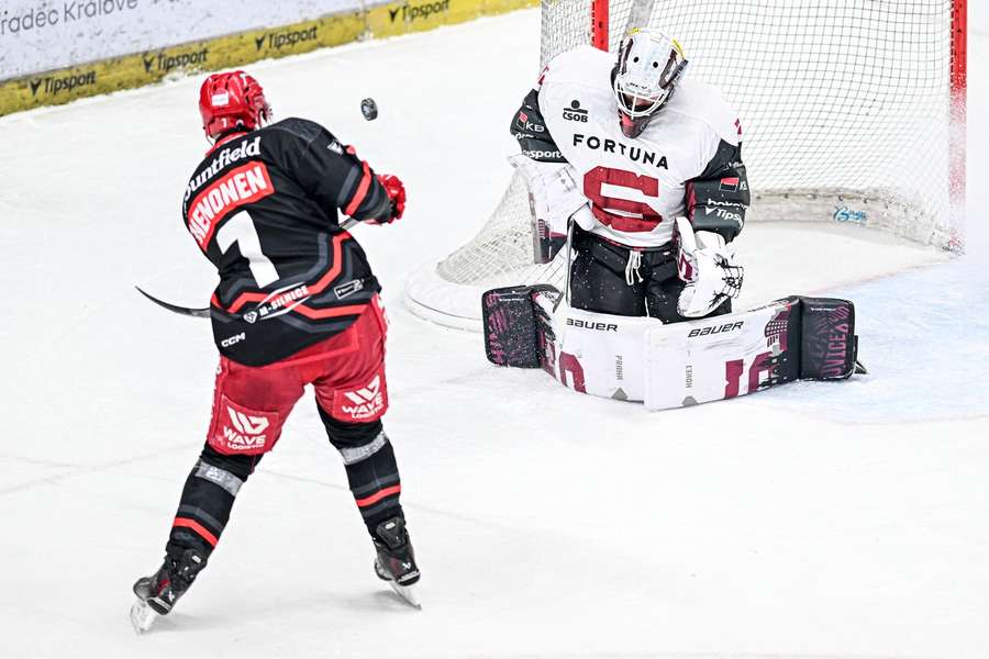 Nenonen střílí na bránu Sparty.