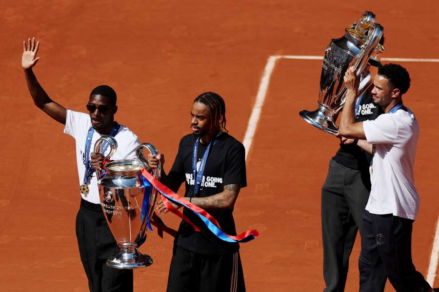 Die PSG-Stars präsentierten auf Court Philippe-Chatrier ihren Henkelpott.