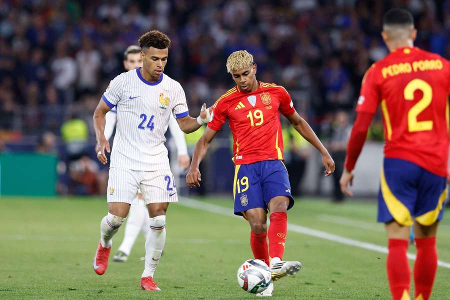 Desire Doue of France and Lamine Yamal of Spain during the UEFA Nations League semi-final on 5 June 2025
