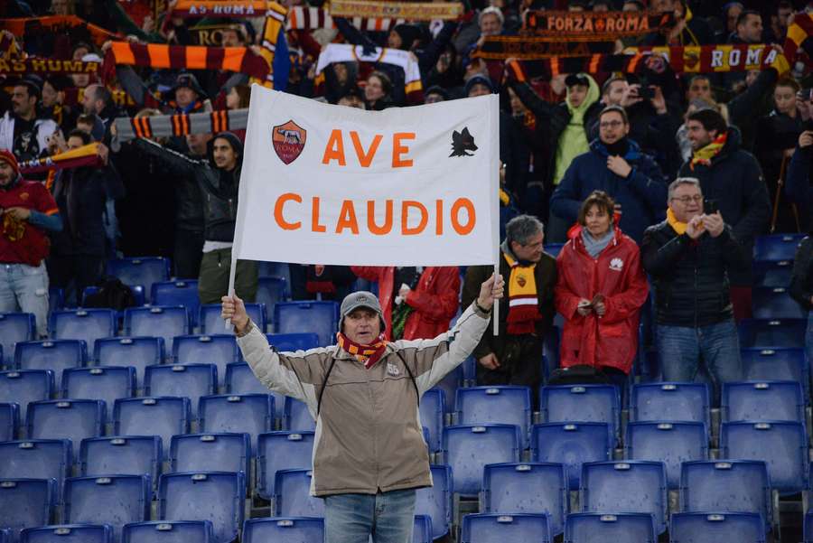 La afición de la Roma, con su último emperador, Claudio Ranieri