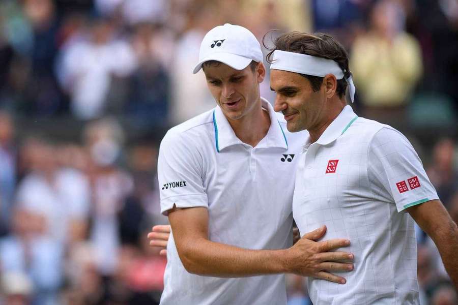 Hurkacz a Federer po jednom z wimbledonských duelů.