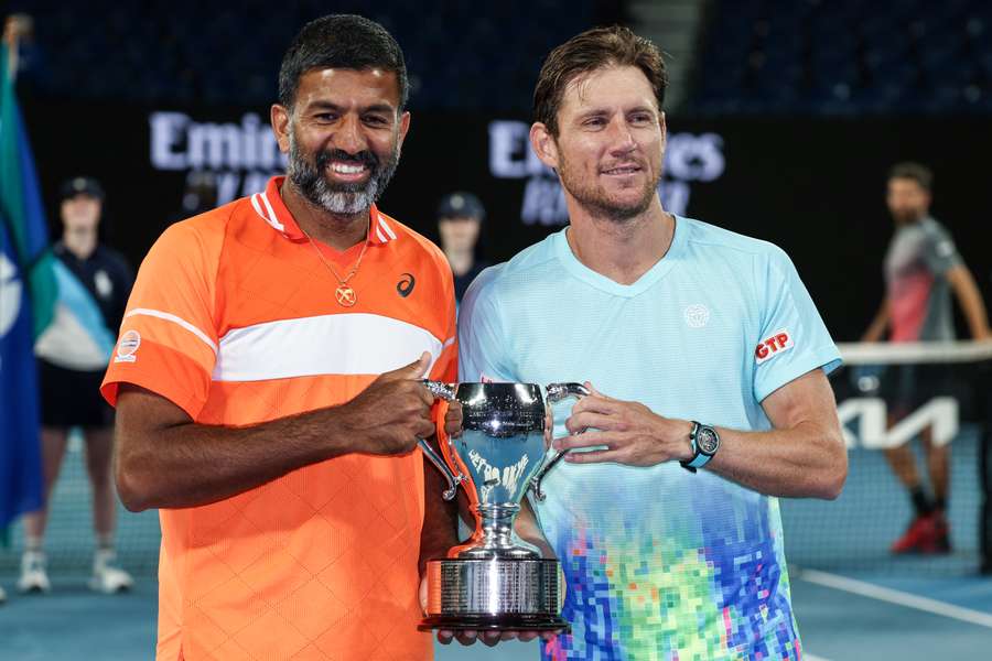 Rohan Bopanna din India și Matthew Ebden din Australia sărbătoresc cu trofeul 