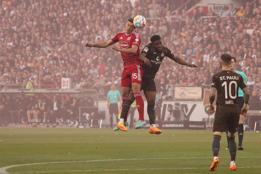 Oberdorf und Afolayan im Kopfball-Duell