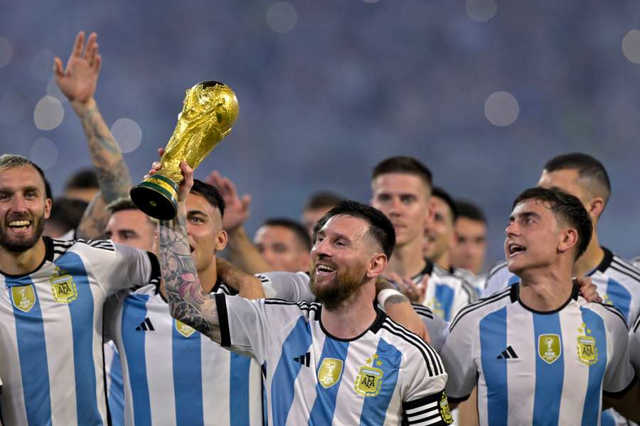 Messi ofrece la Copa del Mundo a la afición argentina.