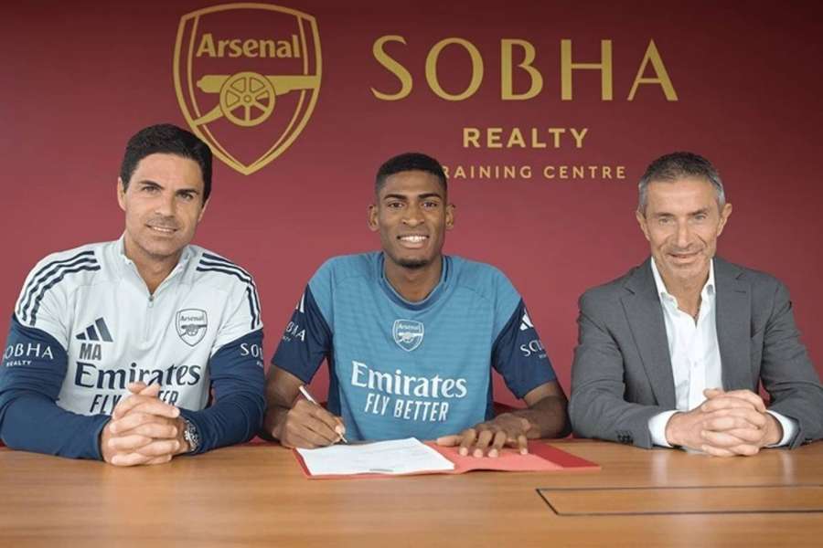 Kouč Mikel Arteta (vlevo) přivítal v kádru Arsenalu už pátého svého krajana.