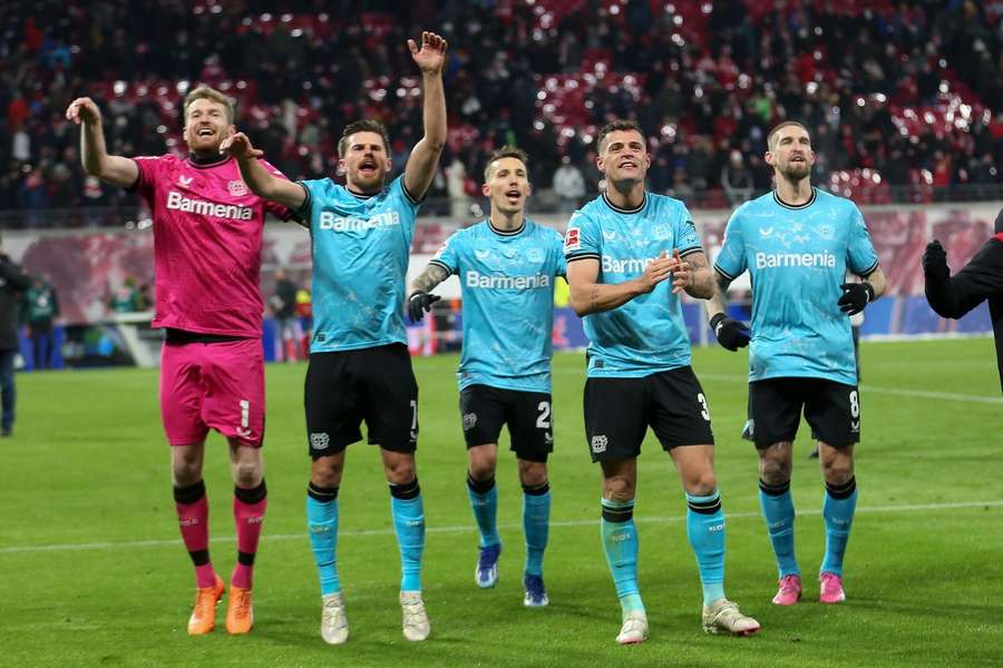 Bayer 04 feiert den knappen 3:2-Sieg bei RB Leipzig.