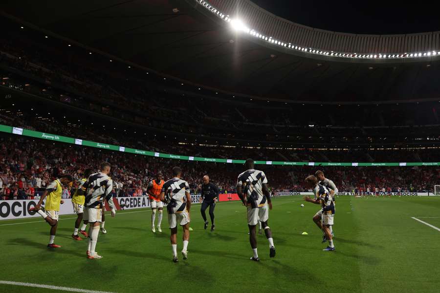 El Madrid, durante el calentamiento en el Metropolitano.