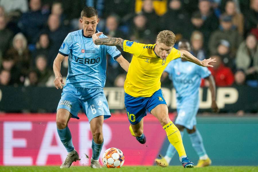 Brøndbys Daniel Wass i kamp med Randers FCs John Gunnar Bjorkengren under superligakampen mellem Randers FC og Brøndby