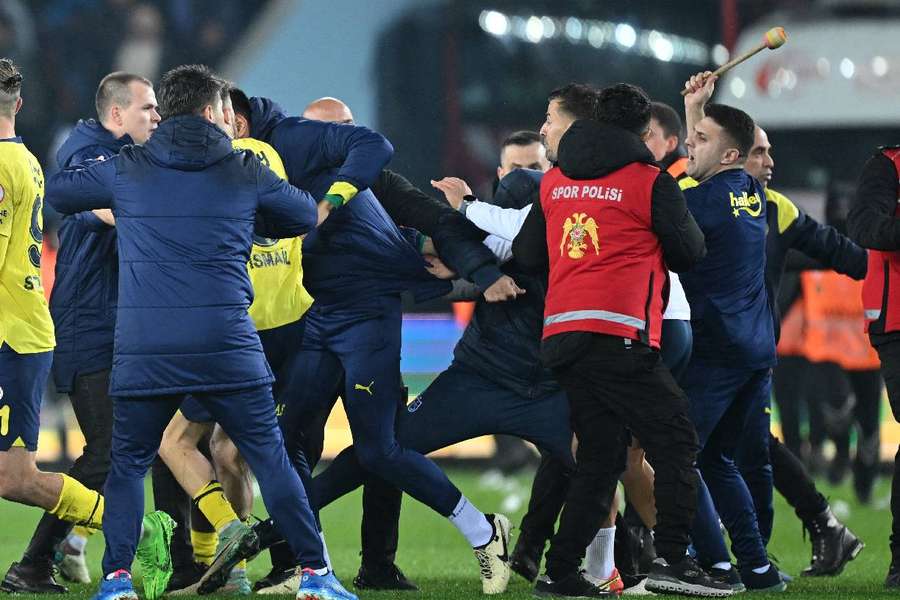 Jucătorii lui Fenerbahce atacați de fanii lui Trabzonspor 