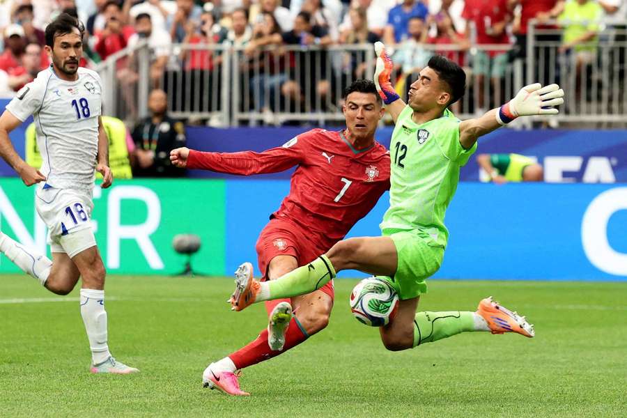 Ronaldo frente a Nematov Ronaldo frente a Nematov