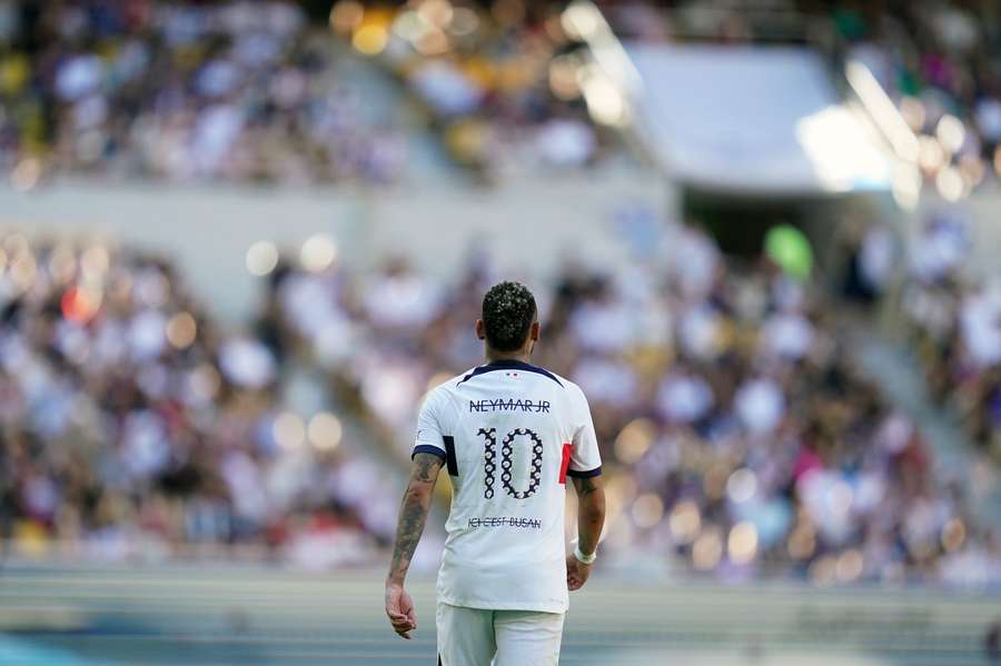 Neymar deixa o PSG sem lágrimas