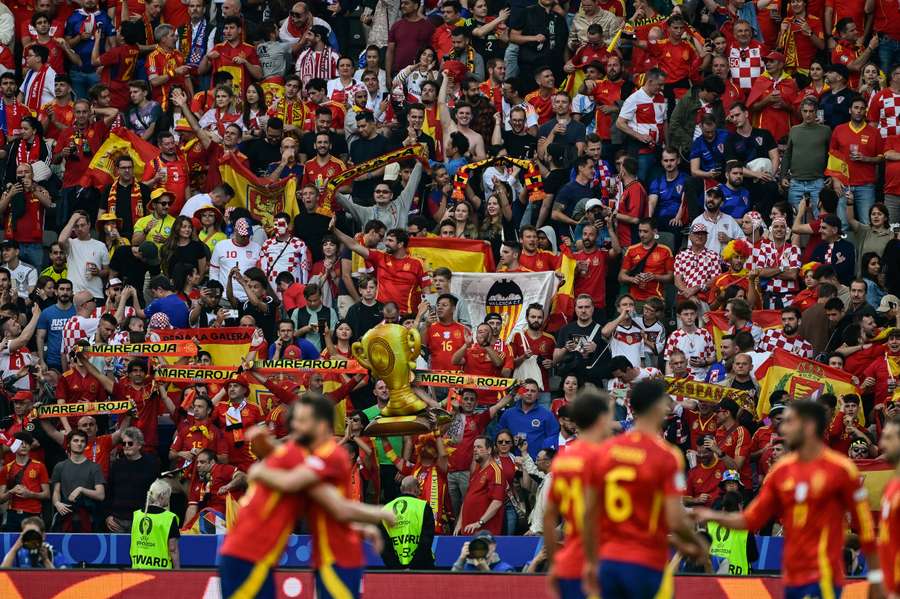 Los jugadores y la afición de España celebran juntos la victoria