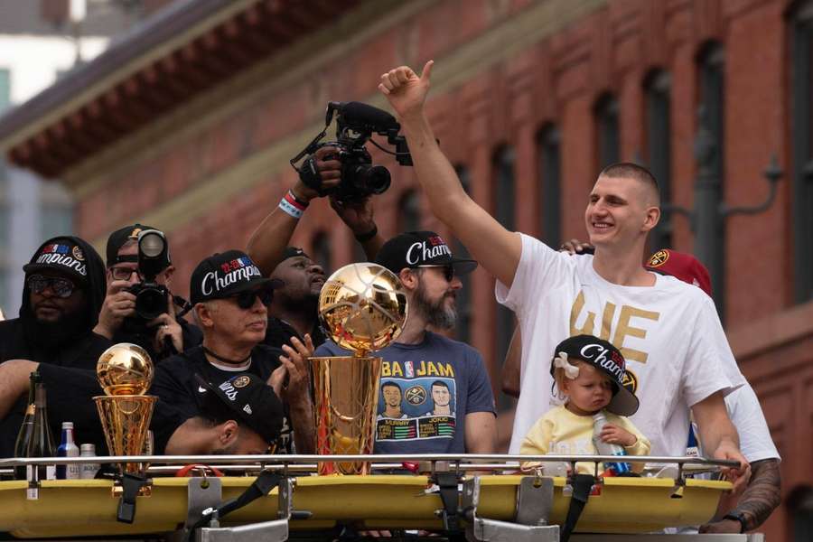 Koszykarze Denver Nuggets podczas parady świętowali historyczne mistrzostwo
