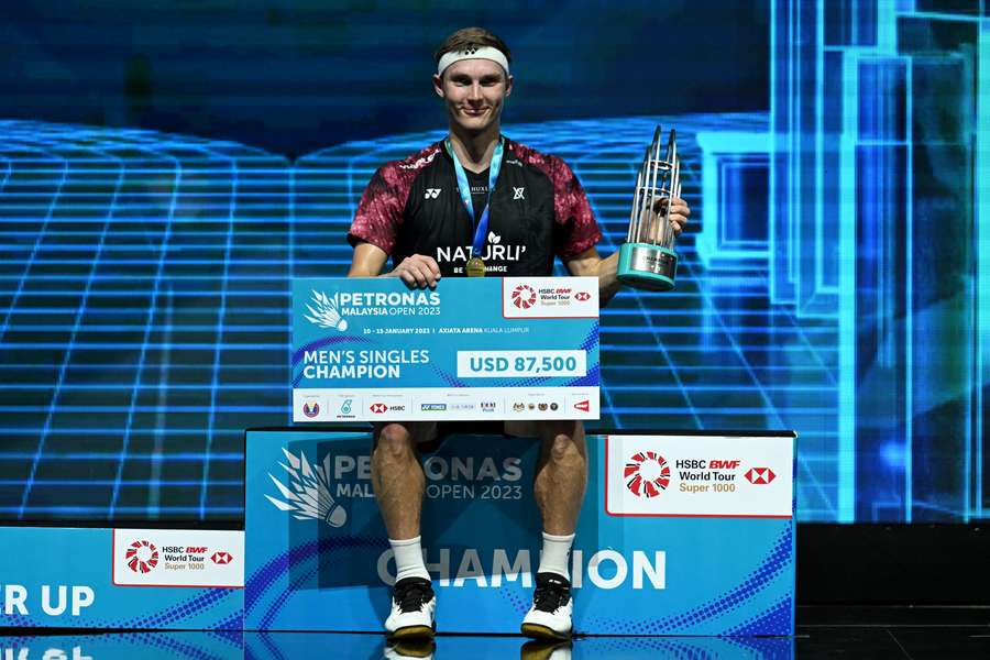 Viktor Axelsen poserer med resultatet af sin niende turneringssejr siden All England sidste år.