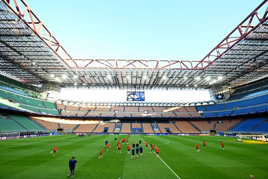 Estádio San Siro será demolido após aprovação de venda para Milan e Inter