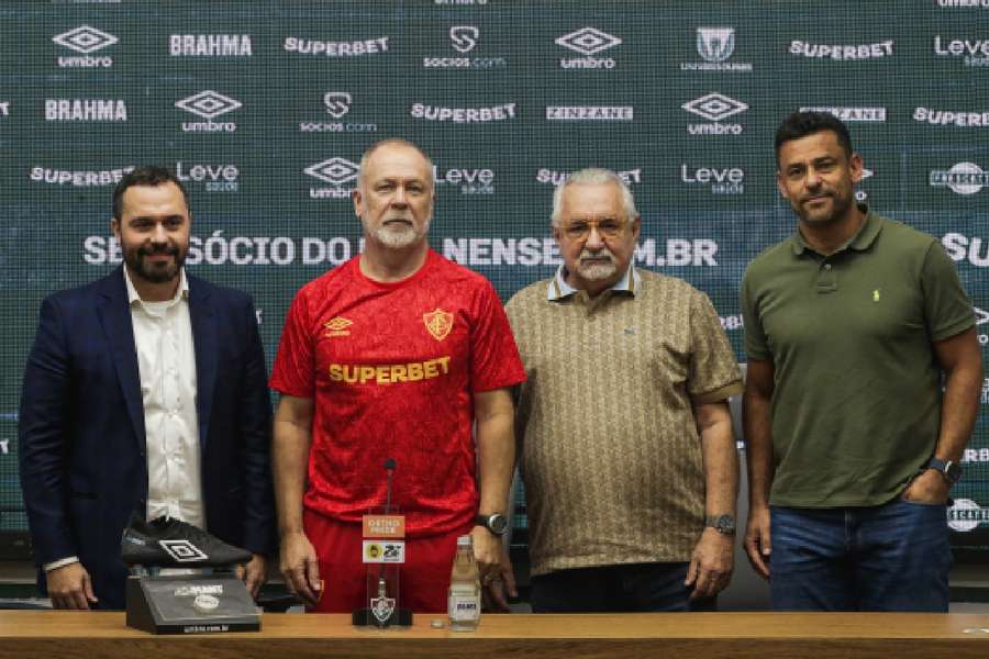 Mano Menezes ao lado da diretoria do Fluminense