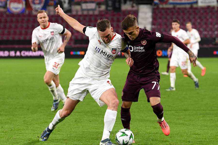 Patrick Mainka of 1.FC Heidenheim 1846 battles for possession with Kenneth Vargas of Heart of Midlothian