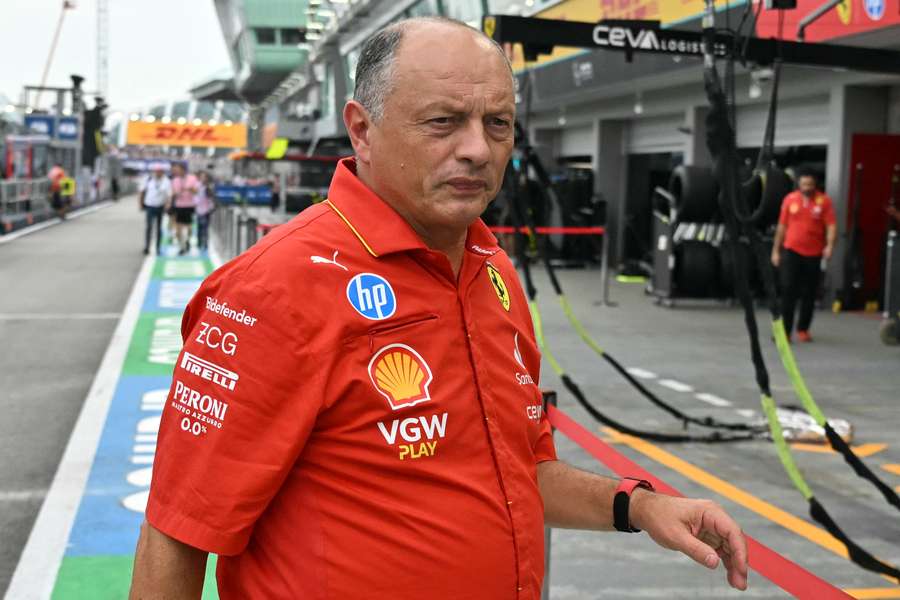 Frédéric Vasseur nella pit lane di Singapore