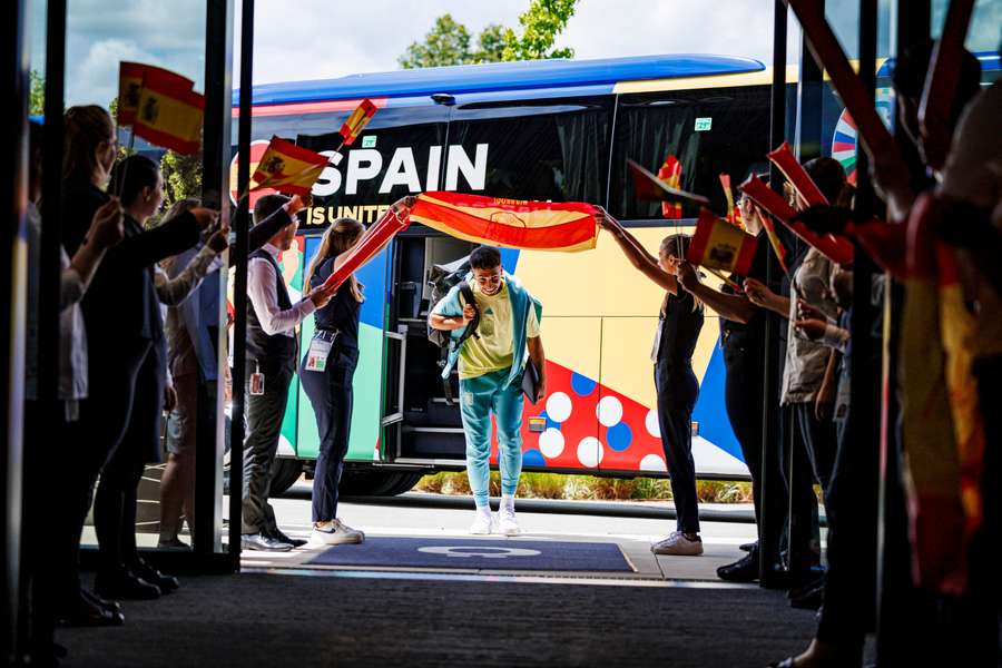 Recibimiento de los empleados del hotel a los internacionales españoles