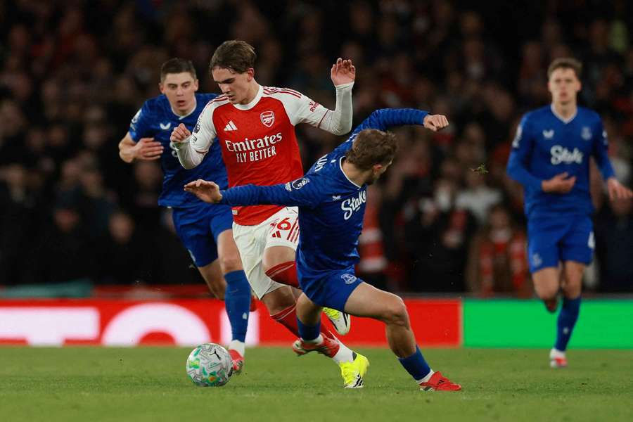 Dowman em ação pelo Arsenal