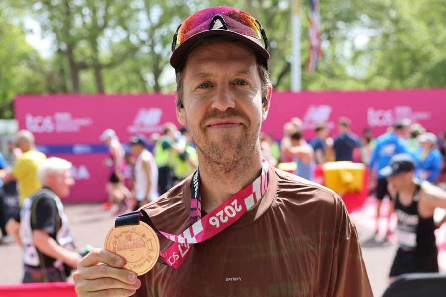 Vettel, con la medalla de finisher del maratón de Londres