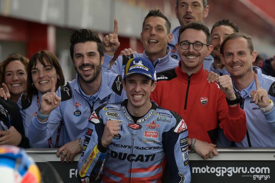 Alex Marquez viert de pole met zijn team