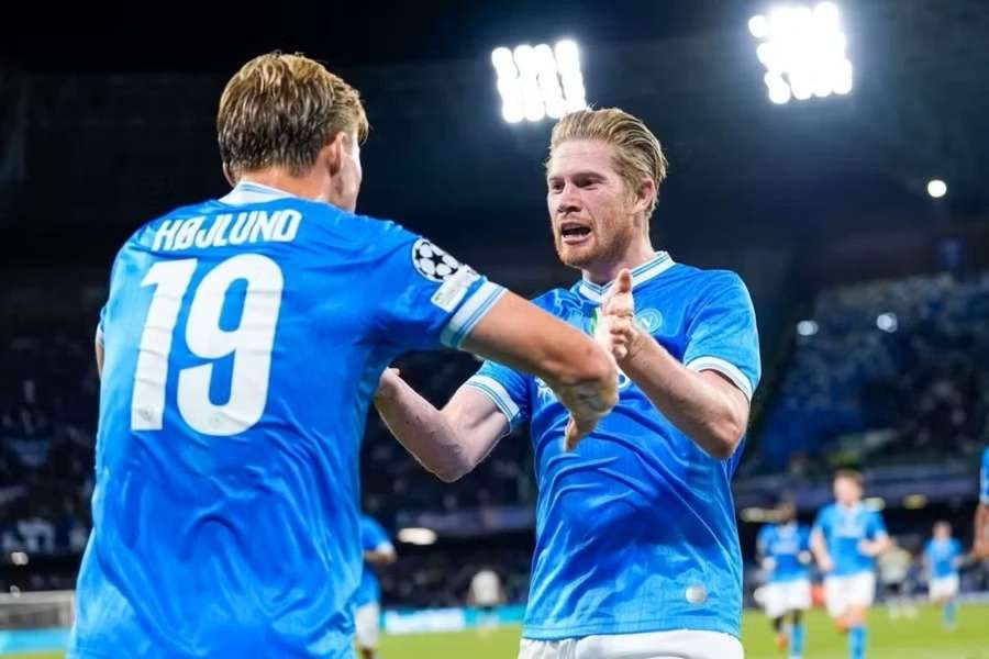 De Bruyne a Höjlund v Neapoli řádí.