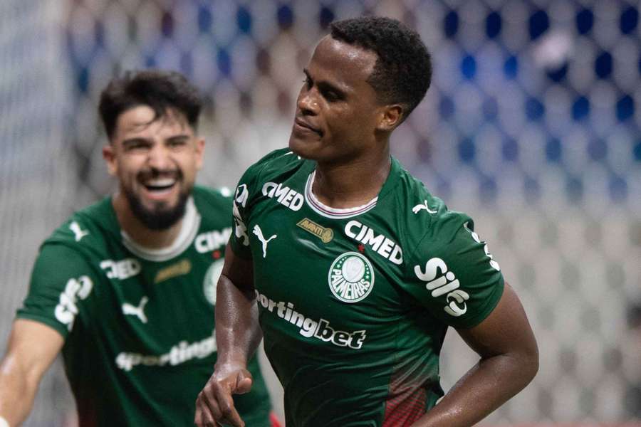 Arias abriu o placar para o Palmeiras com um lindo tapa na Fonte Nova