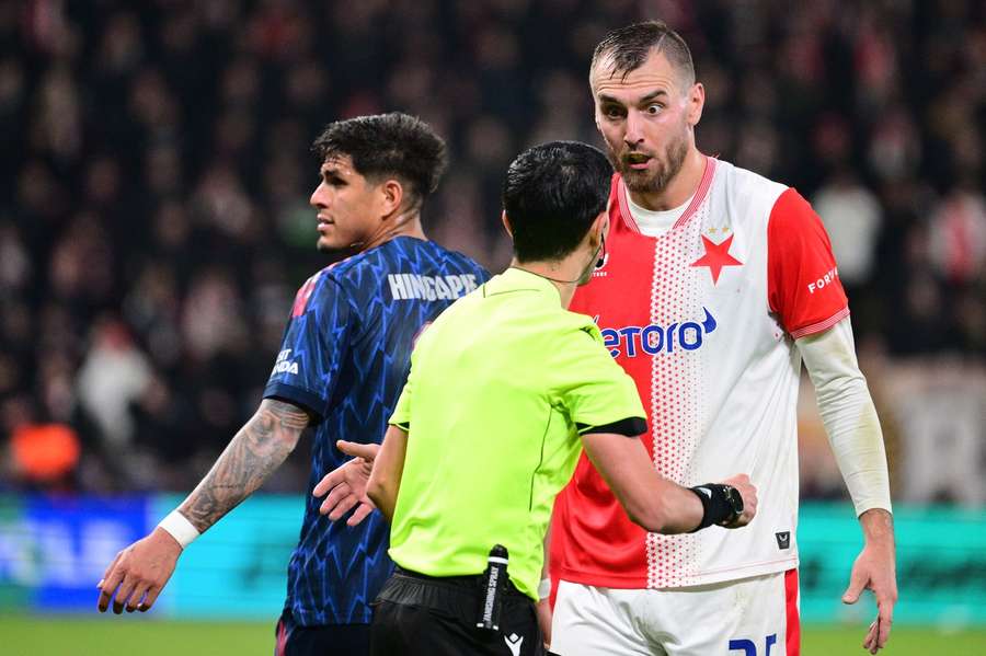 Chorý diskutuje s rozhodčím. Chorý diskutuje s rozhodčím.