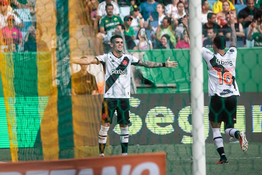 Gabriel Pec comemora o primeiro gol do Vasco no jogo