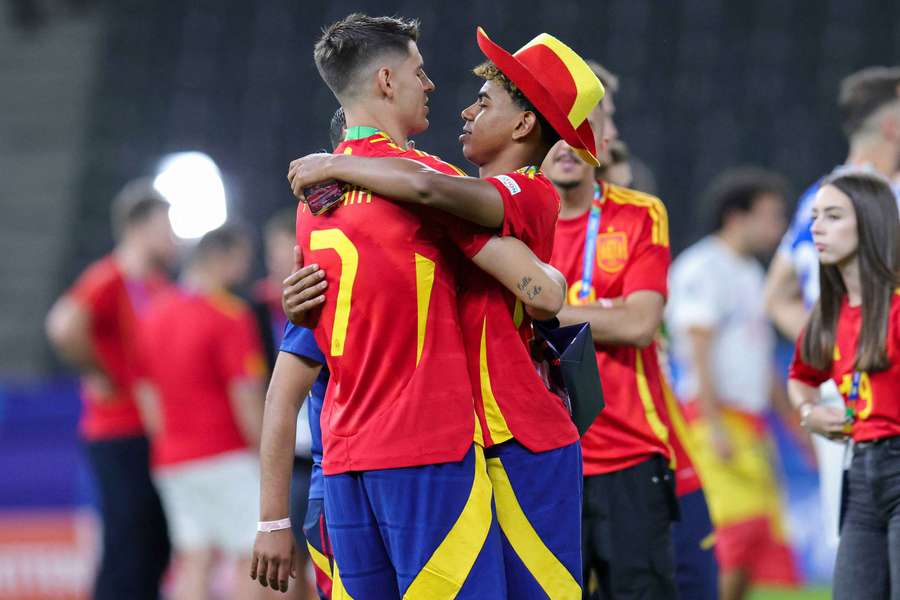 Lamine y Morata celebran su triunfo en la Eurocopa de verano. 
