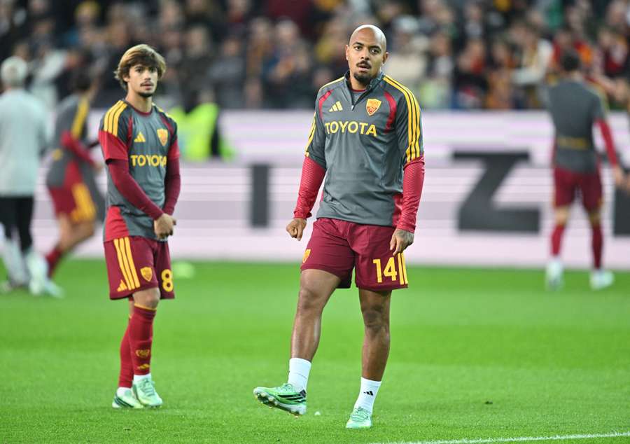Malen e Mora durante il riscaldamento Malen e Mora durante il riscaldamento