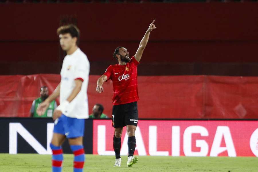Muriqi festeja o golo do Maiorca perante o olhar de João Félix