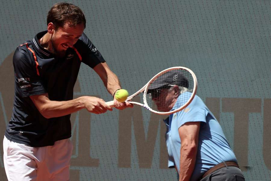 Medvedev in actie tijdens de achtste finale tegen Karatsev