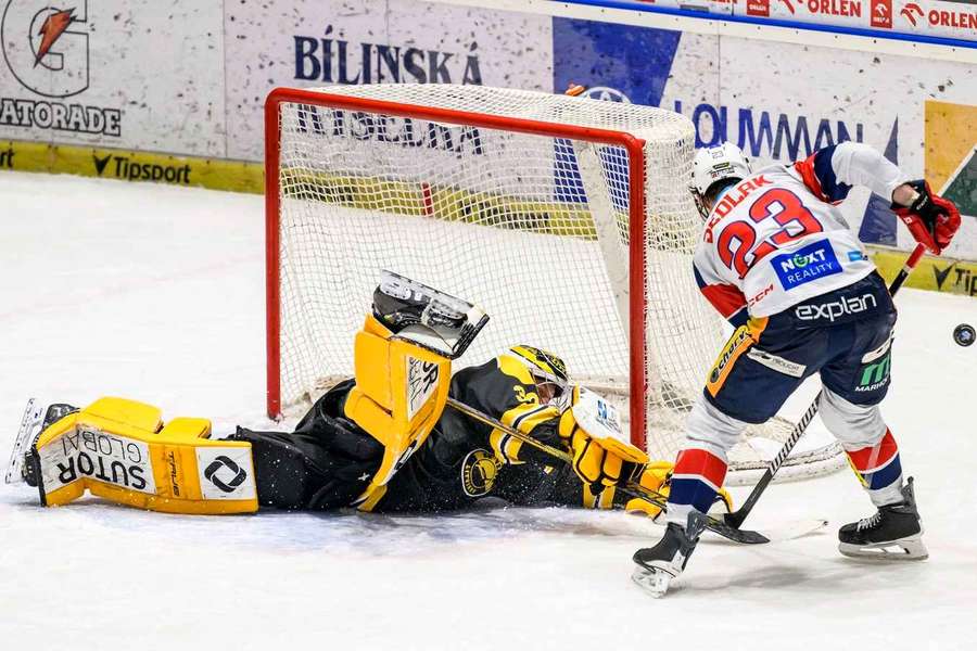 Pavel Čajan zasahuje proti Lukáši Sedlákovi. Pavel Čajan zasahuje proti Lukáši Sedlákovi.