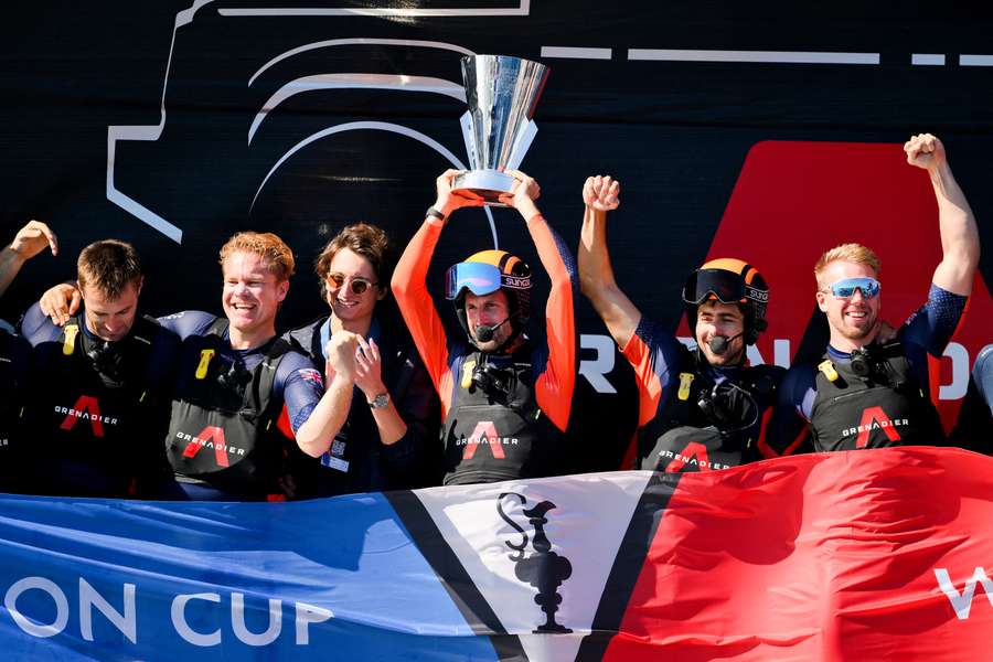 Ben Ainslie alza al cielo la Louis Vuitton Cup dopo aver battuto, lo scorso mese di ottobre, Luna Rossa in finale