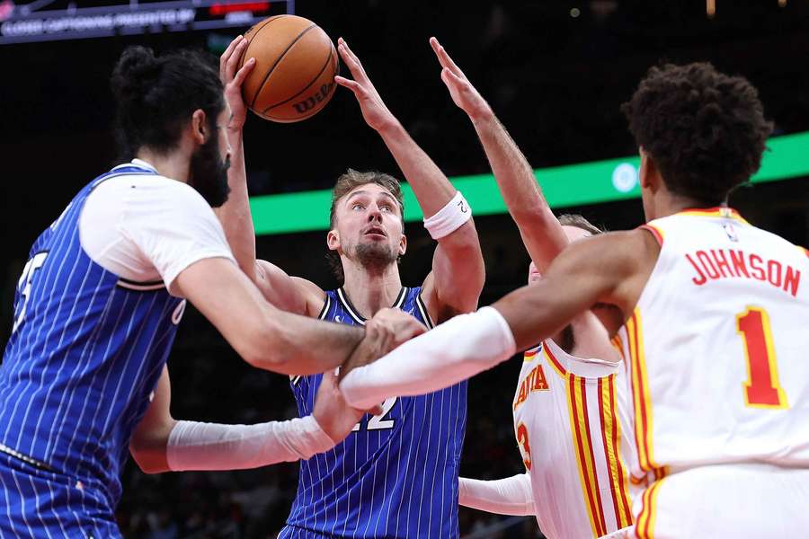 Franz Wagner zieht zum Korb.